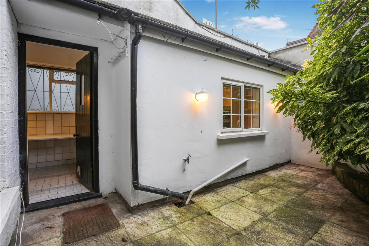 3 bed flat for sale in Huddleston Road 3