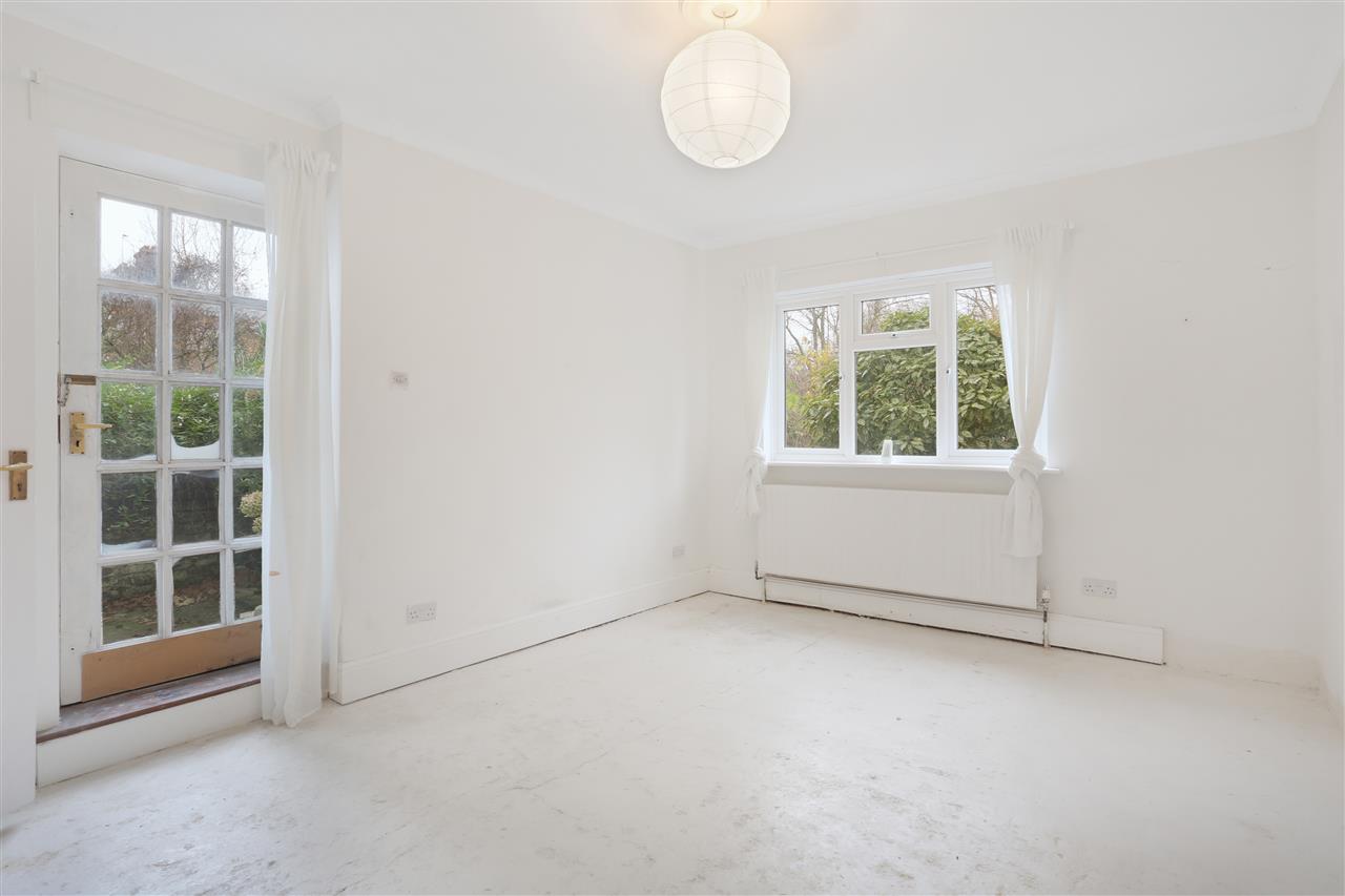 3 bed flat for sale in Huddleston Road  - Property Image 5