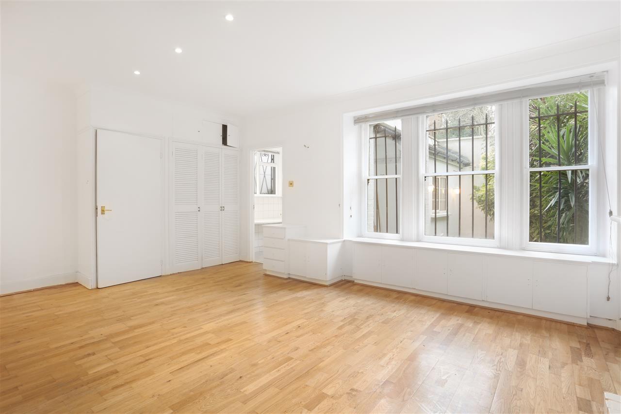 3 bed flat for sale in Huddleston Road  - Property Image 6