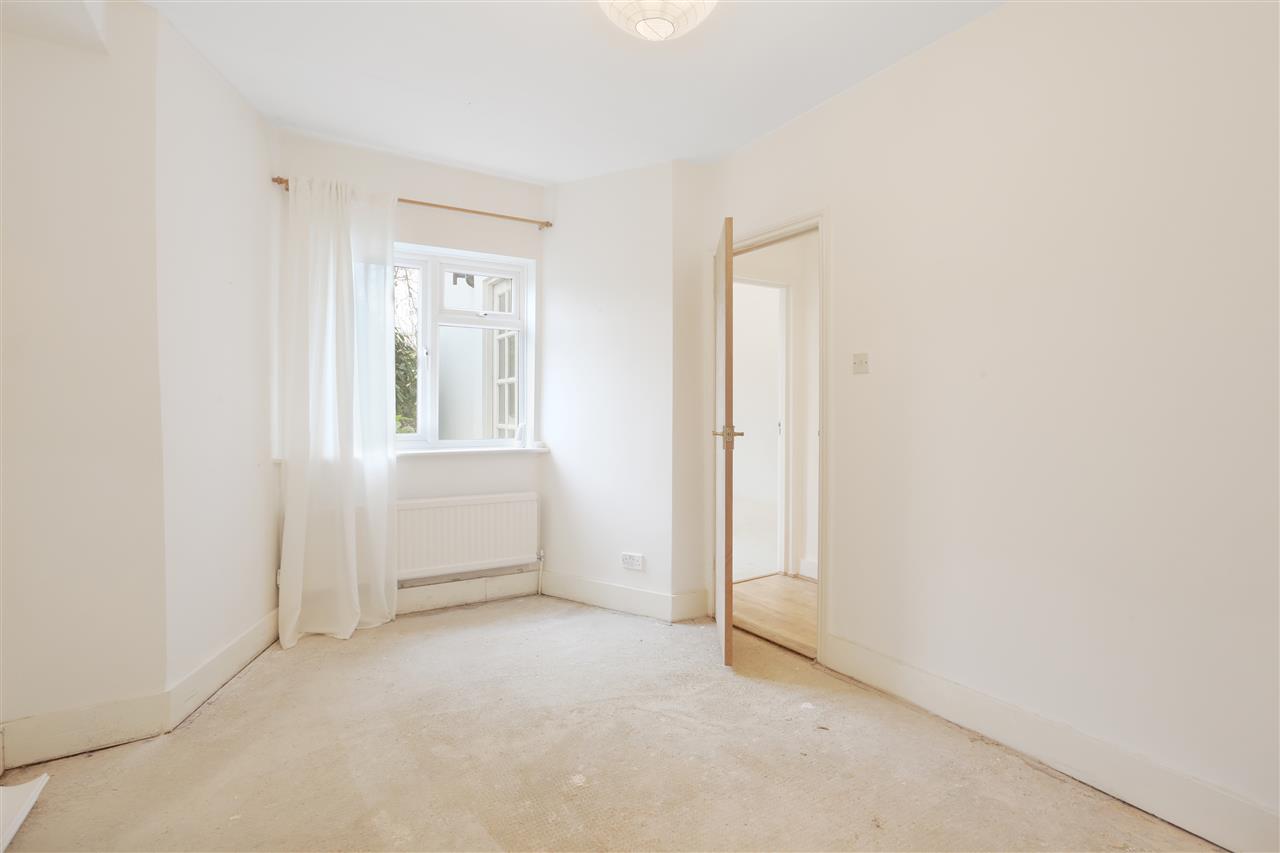 3 bed flat for sale in Huddleston Road 7