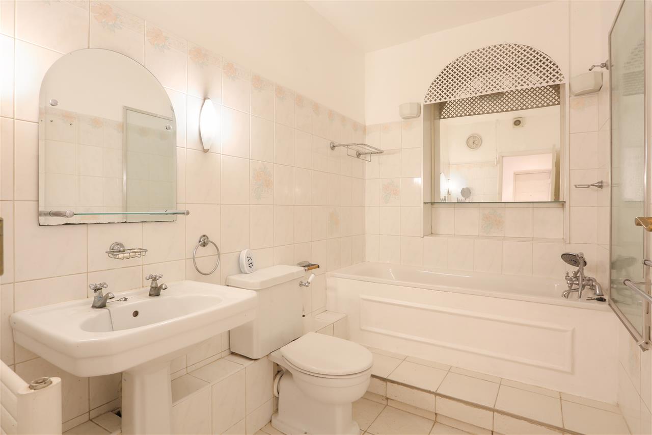 3 bed flat for sale in Huddleston Road  - Property Image 10