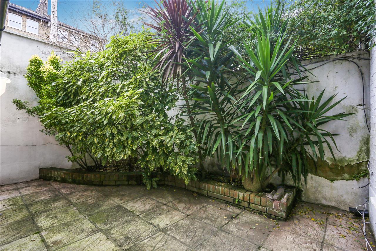 3 bed flat for sale in Huddleston Road  - Property Image 13