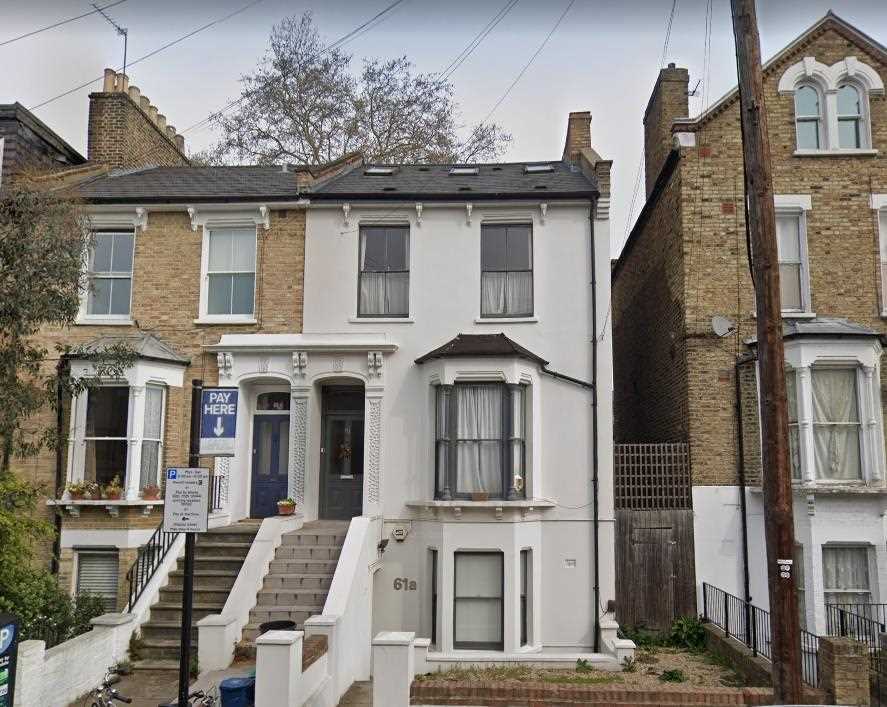 AVAILABLE IMMEDIATELY & NEWLY DECORATED! An attractive raised ground floor UNFURNISHED converted flat within an imposing semi detached period house. The accommodation comprises of one bedroom (with raised platform double bed area), bathroom, reception room and separate equipped kitchen/diner. ...