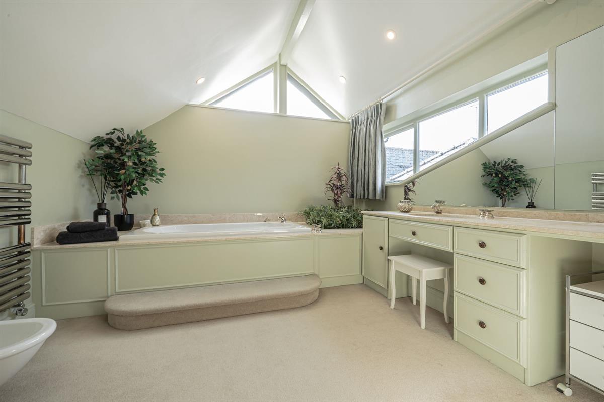 3 bed flat for sale in Apartment ,  The Springs, Bowdon, Altrincham  - Property Image 16