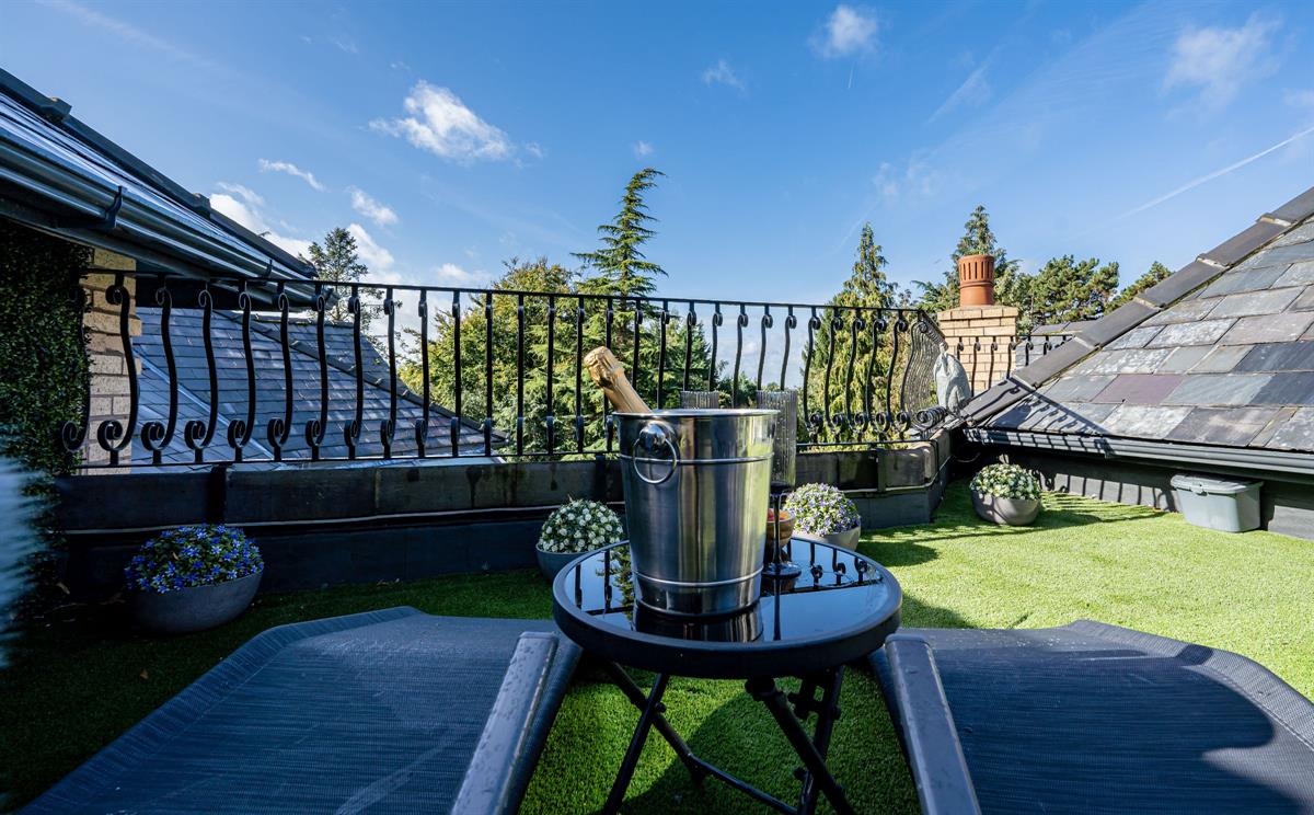 3 bed flat for sale in Apartment ,  The Springs, Bowdon, Altrincham  - Property Image 18