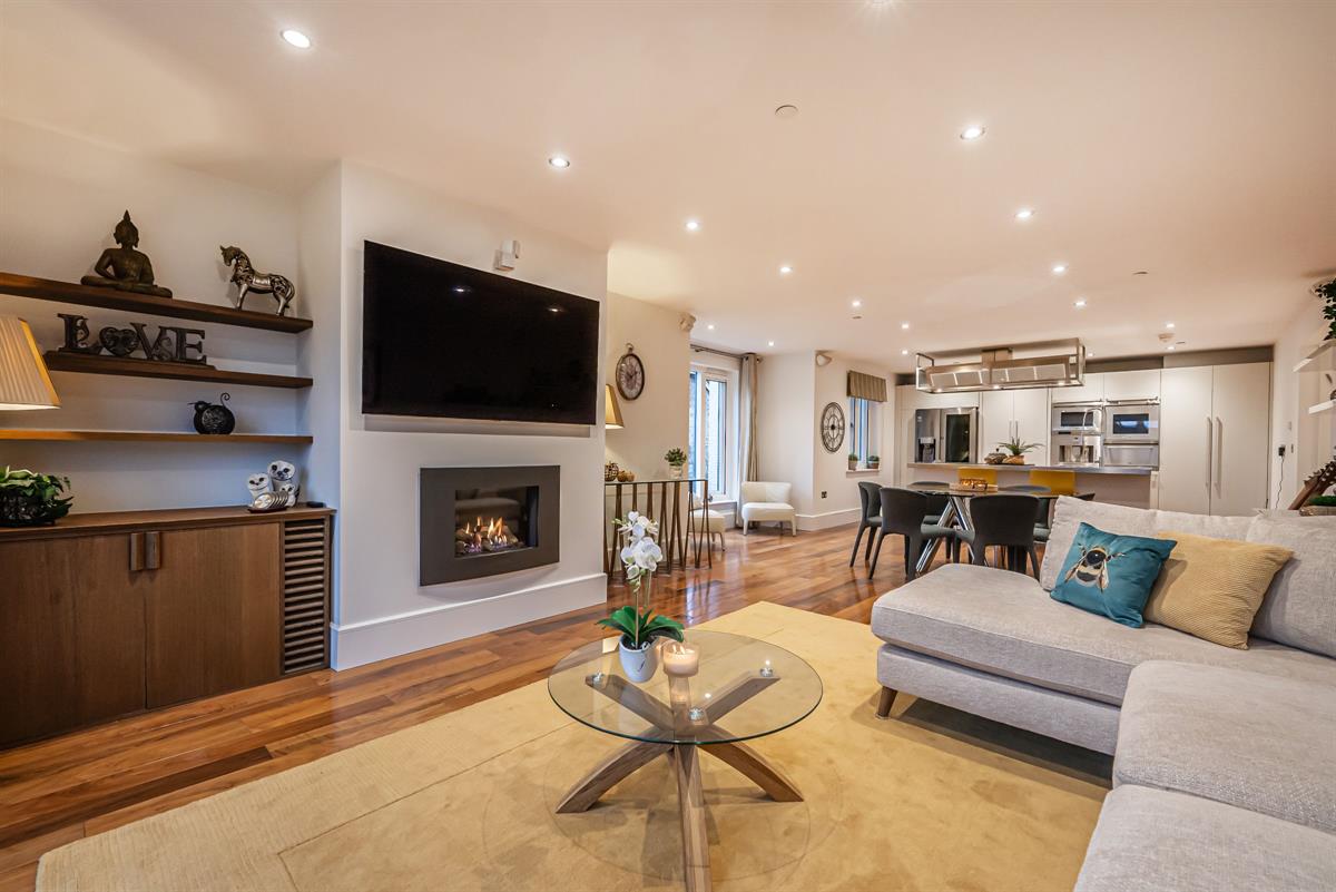 3 bed flat for sale in The Residence  - Property Image 2