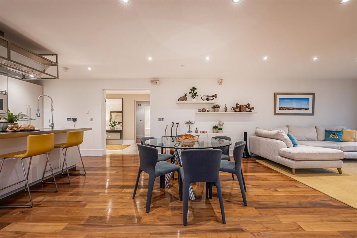 3 bed flat for sale in The Residence  - Property Image 3