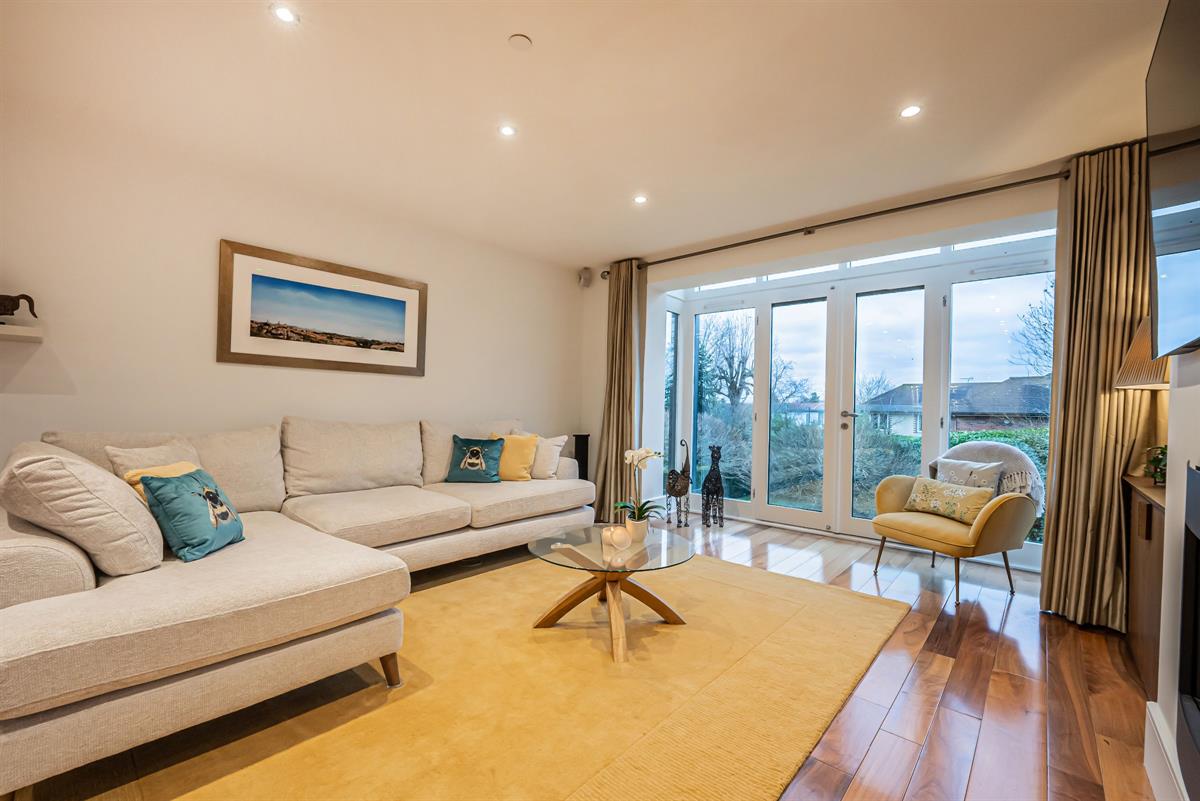 3 bed flat for sale in The Residence  - Property Image 5