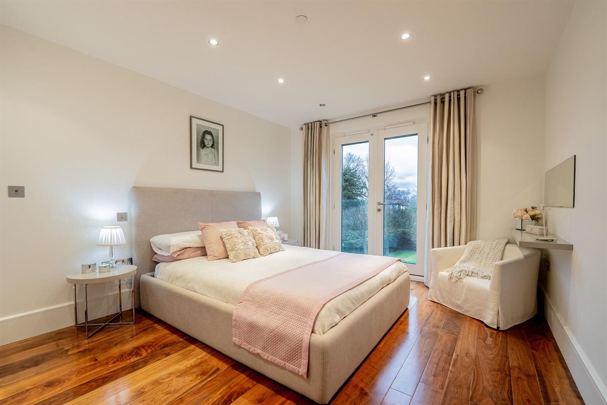 3 bed flat for sale in The Residence  - Property Image 11