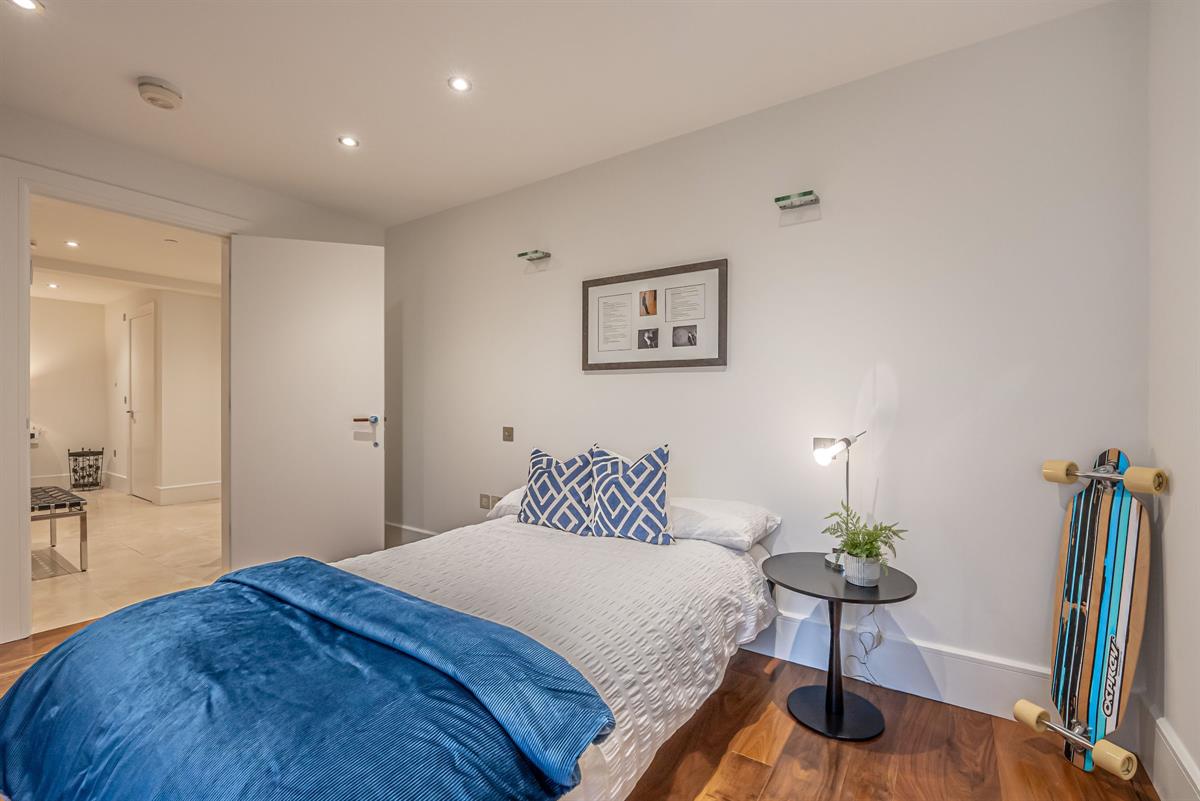 3 bed flat for sale in The Residence  - Property Image 15