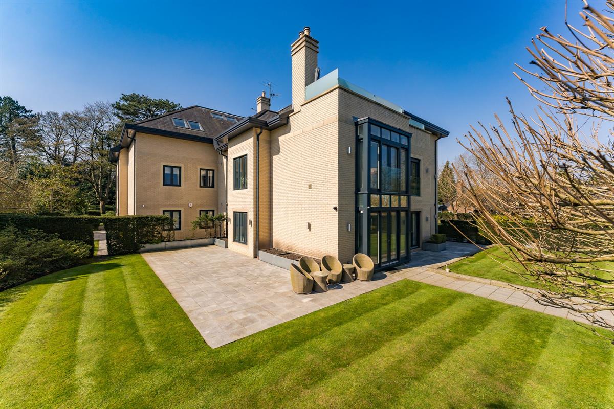 3 bed flat for sale in The Residence  - Property Image 16