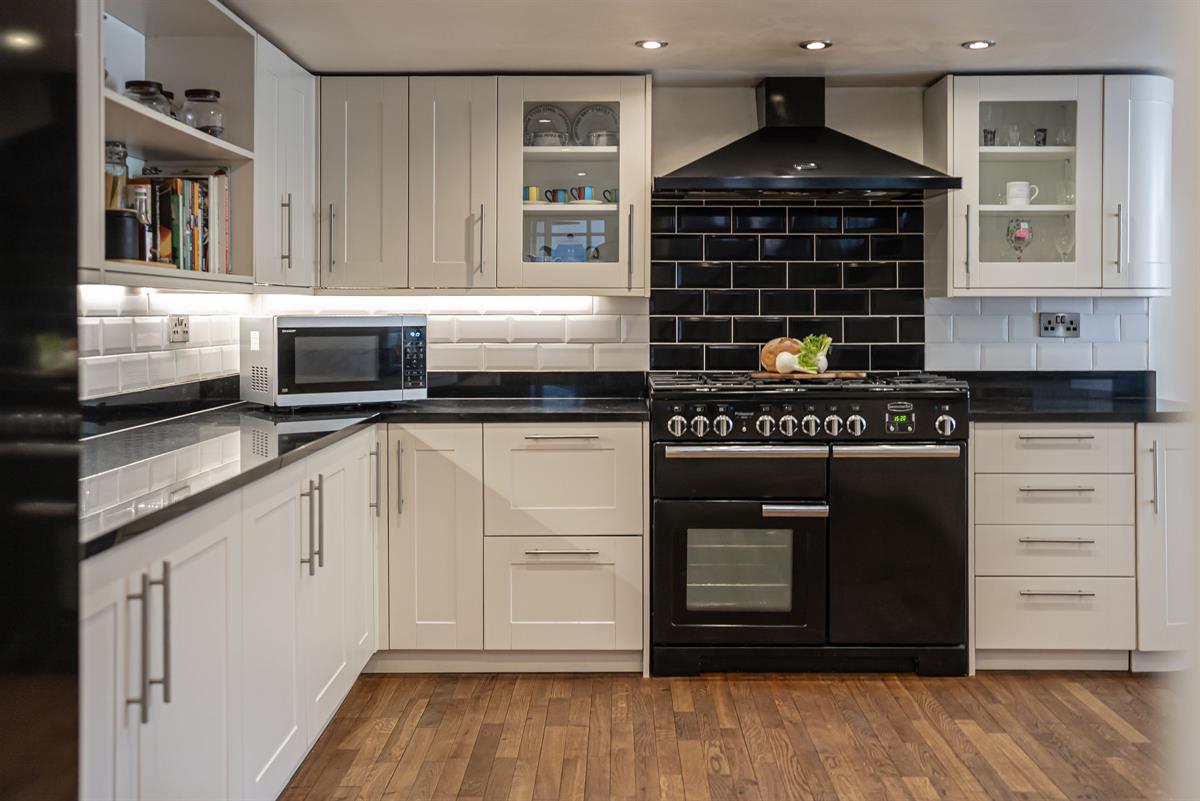 4 bed semi-detached house for sale in Four bedroom family home with stunning views over playing fields  - Property Image 11