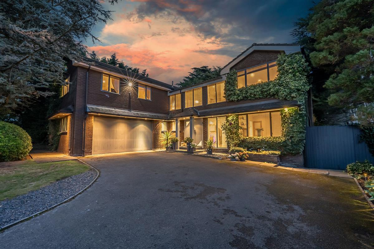 5 bed detached house for sale in Five Bedroom Detached Family Home on Pinewood in Bowdon  - Property Image 6