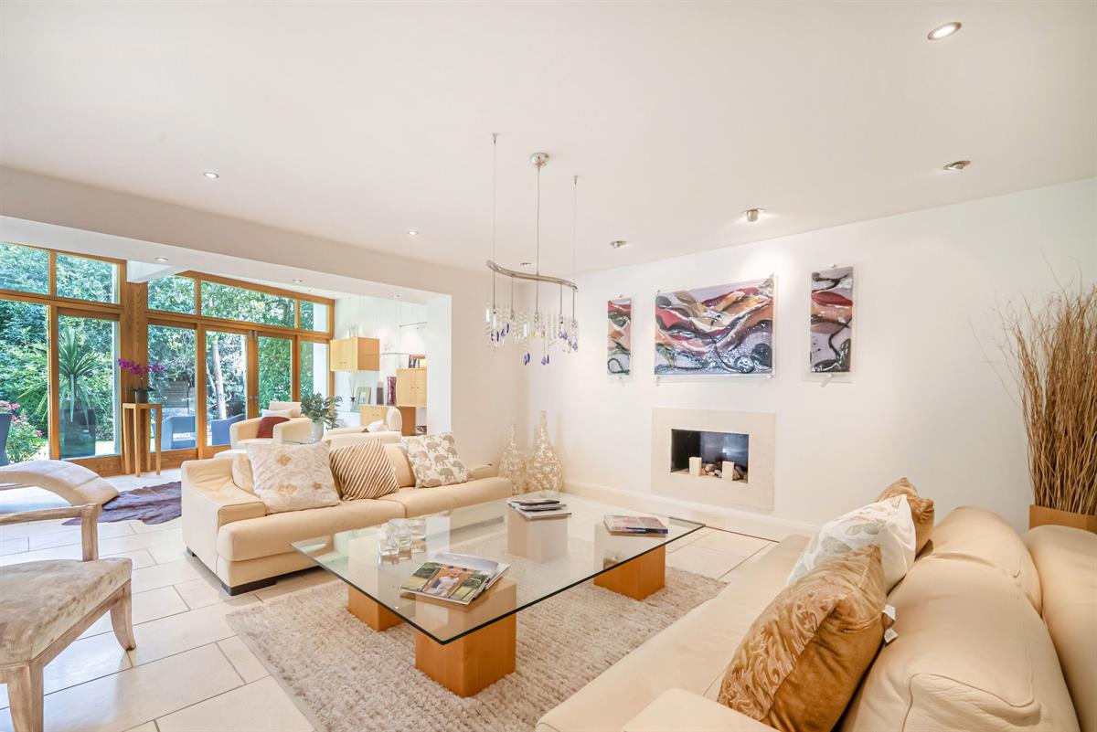 5 bed detached house for sale in Five Bedroom Detached Family Home on Pinewood in Bowdon  - Property Image 10