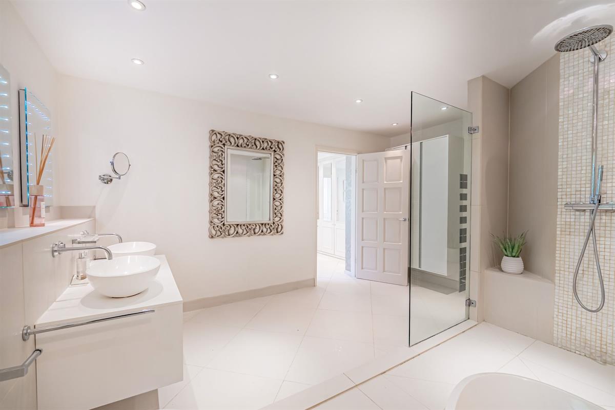 5 bed detached house for sale in Five Bedroom Detached Family Home on Pinewood in Bowdon  - Property Image 20