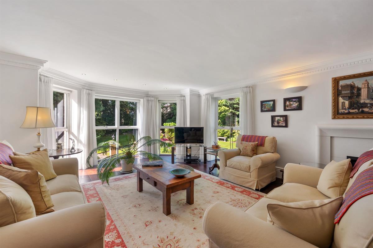 3 bed flat for sale in Three Bedroom apartment in The White House off Suffolk Road  - Property Image 2