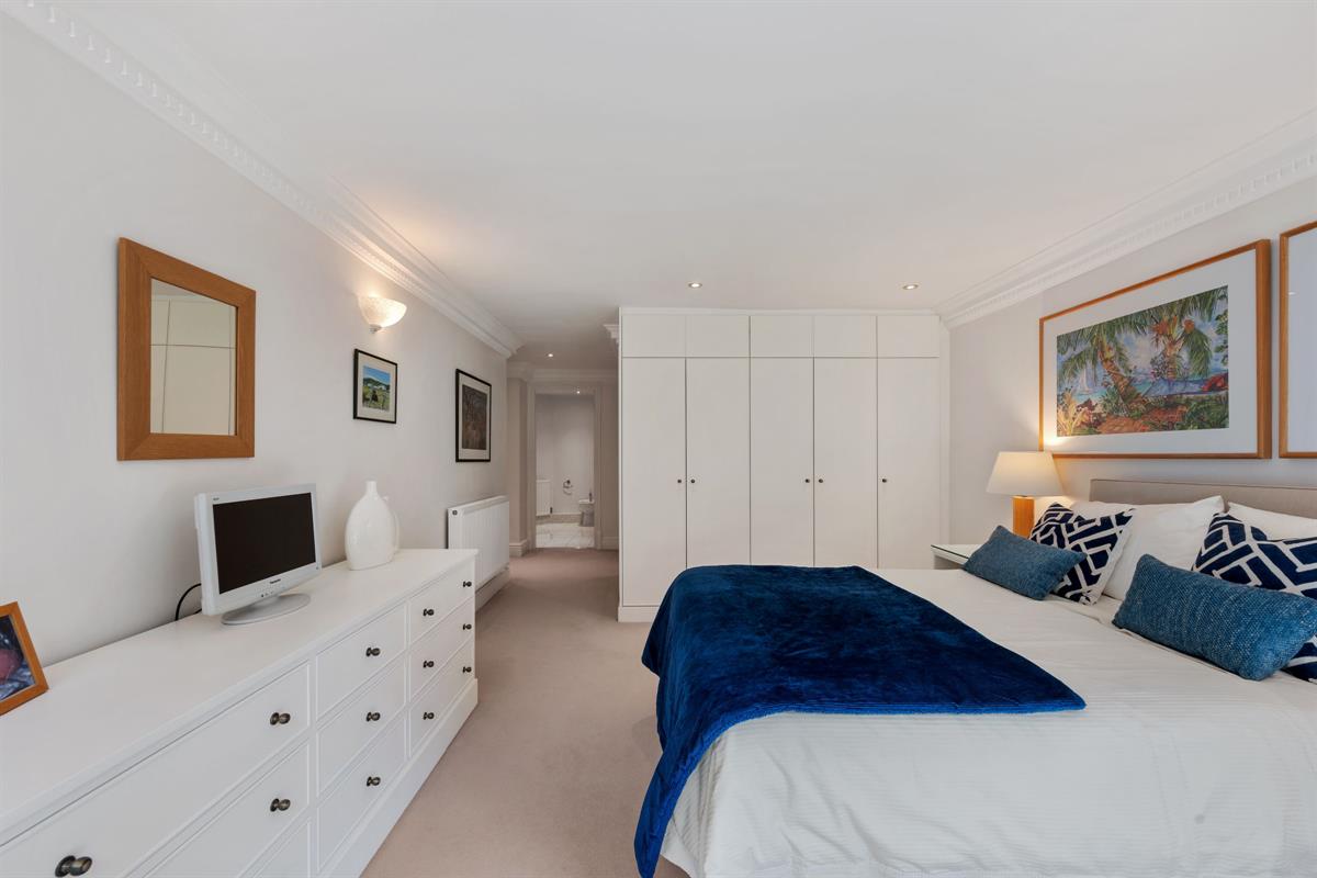 3 bed flat for sale in Three Bedroom apartment in The White House off Suffolk Road  - Property Image 15