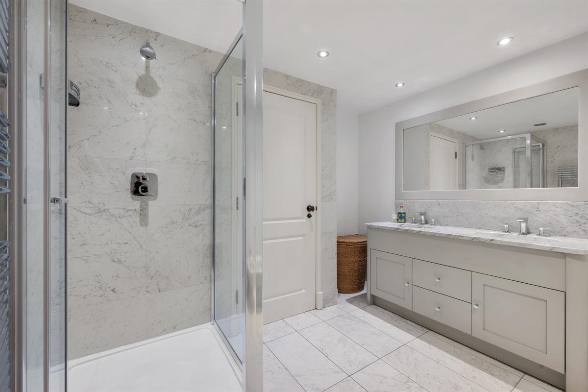 3 bed flat for sale in Three Bedroom apartment in The White House off Suffolk Road  - Property Image 17