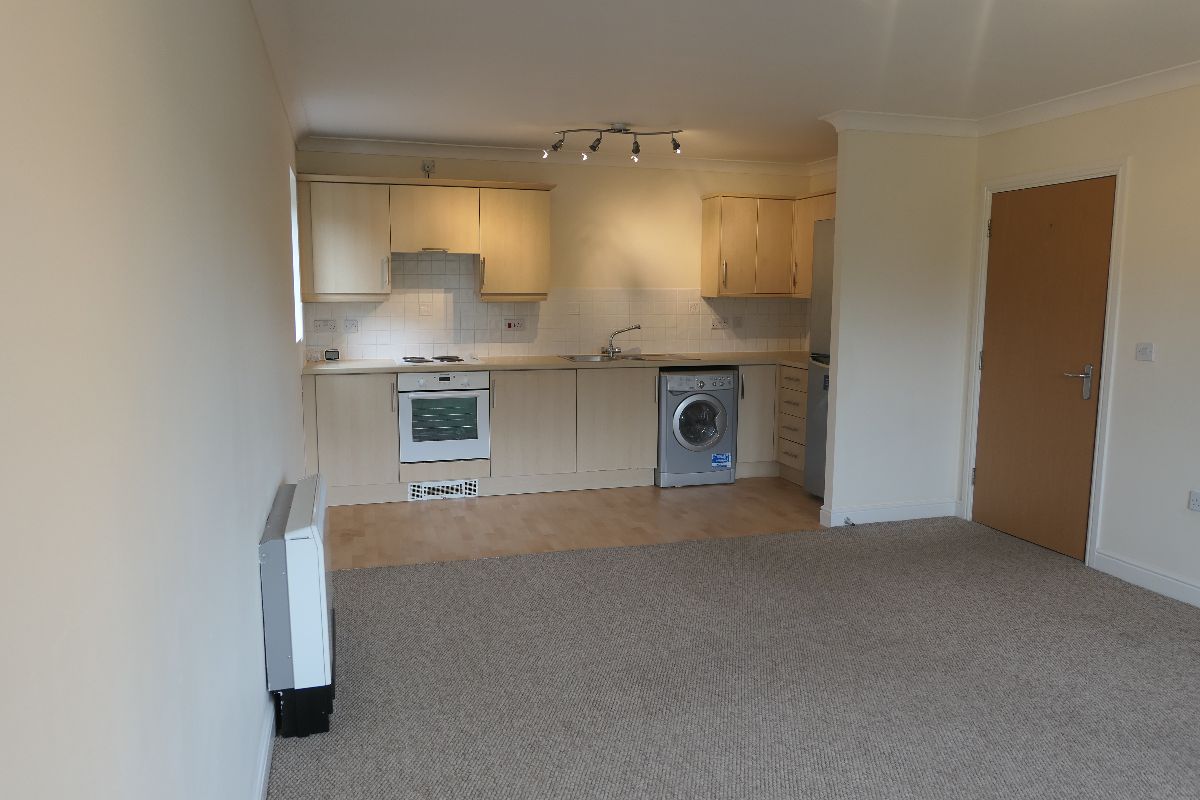 2 bed flat to rent in Lantern Court, Hall Lane  - Property Image 3