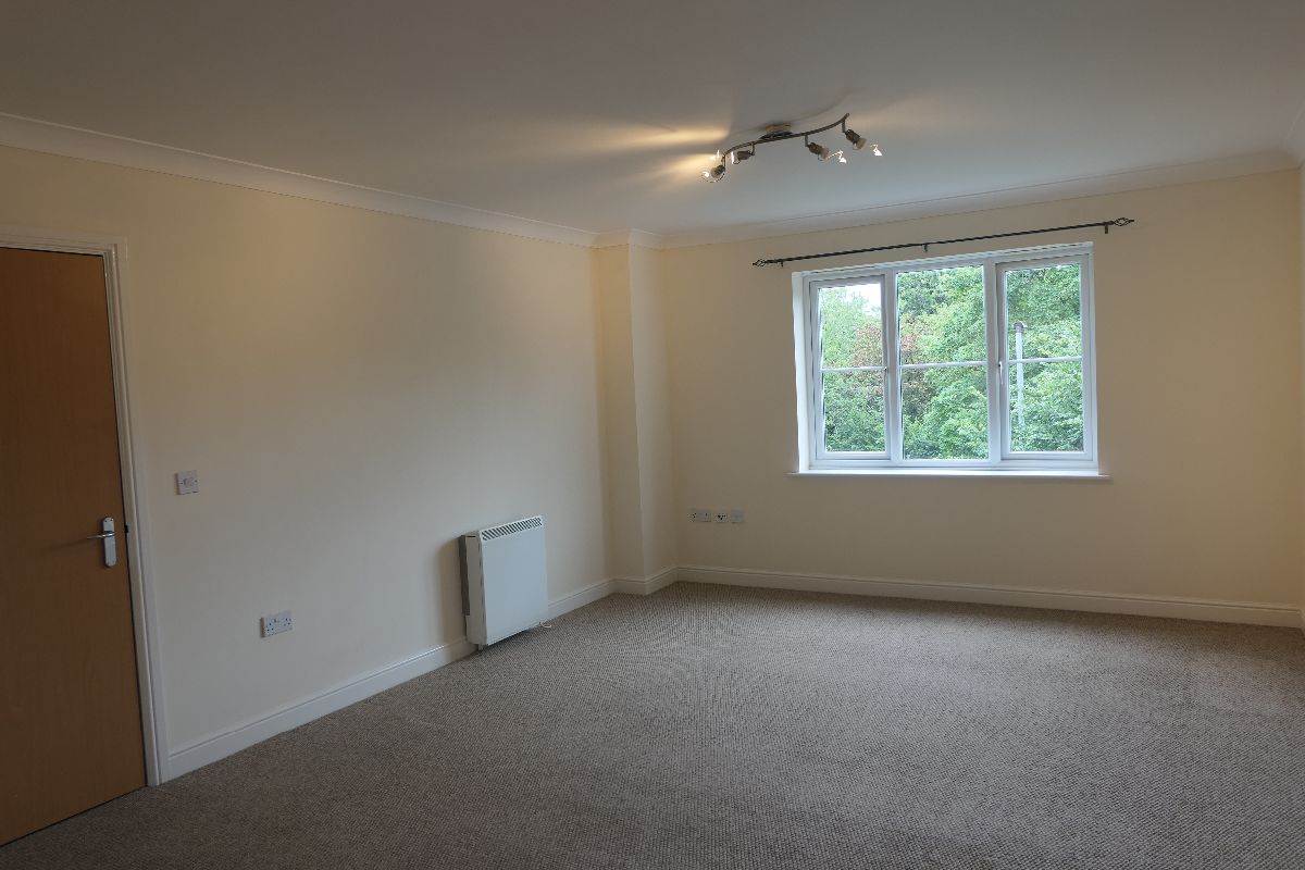 2 bed flat to rent in Lantern Court, Hall Lane  - Property Image 4