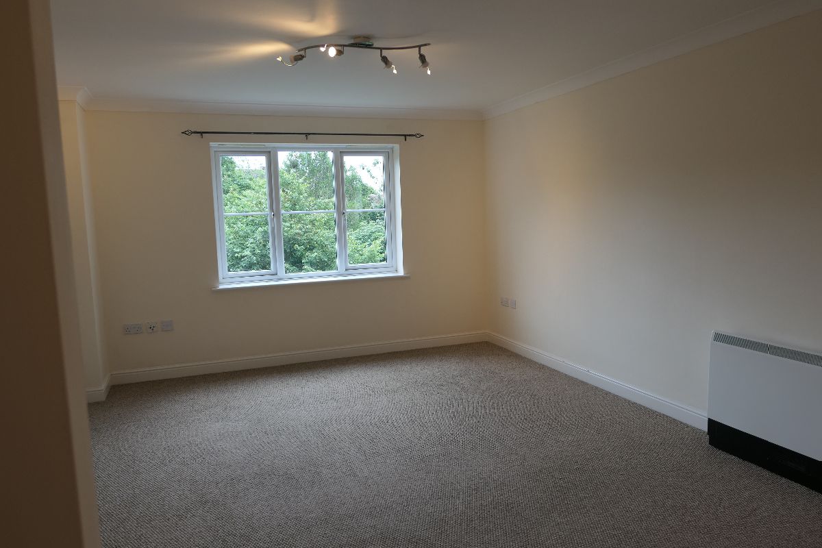 2 bed flat to rent in Lantern Court, Hall Lane  - Property Image 6