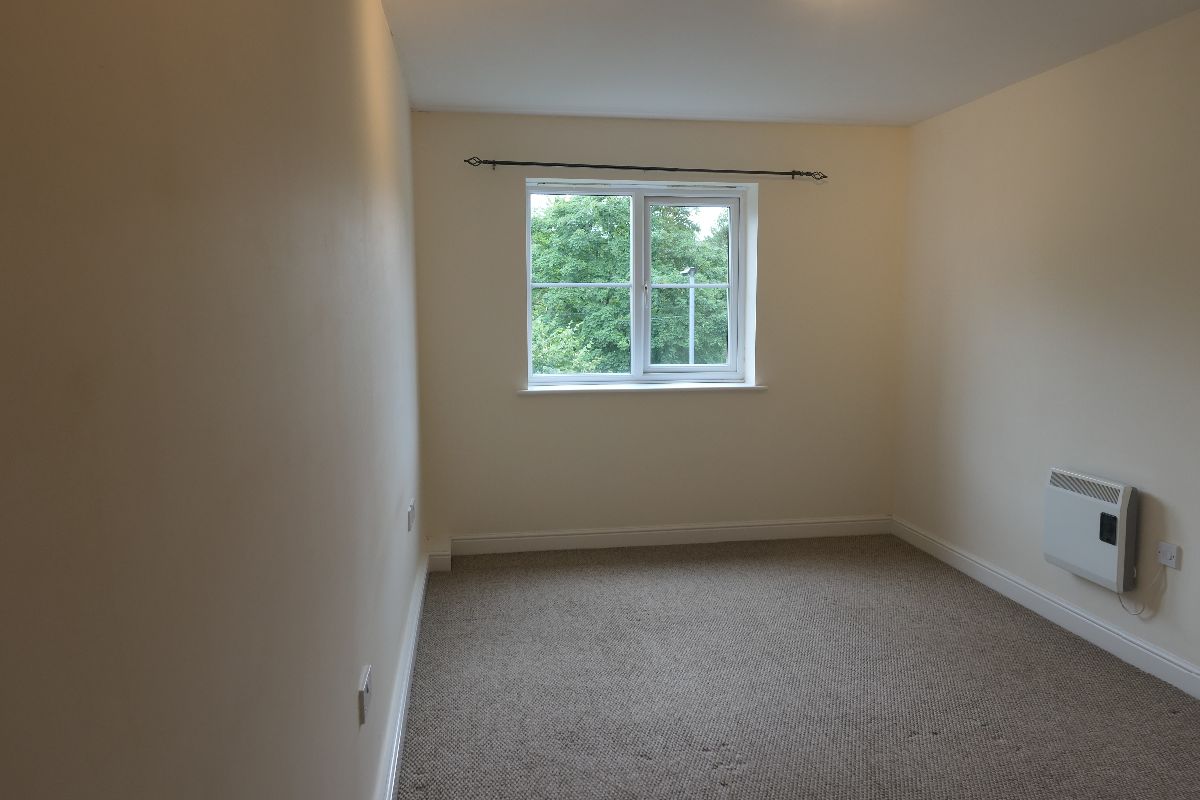 2 bed flat to rent in Lantern Court, Hall Lane  - Property Image 5