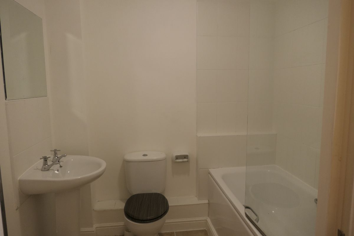 2 bed flat to rent in Lantern Court, Hall Lane  - Property Image 7