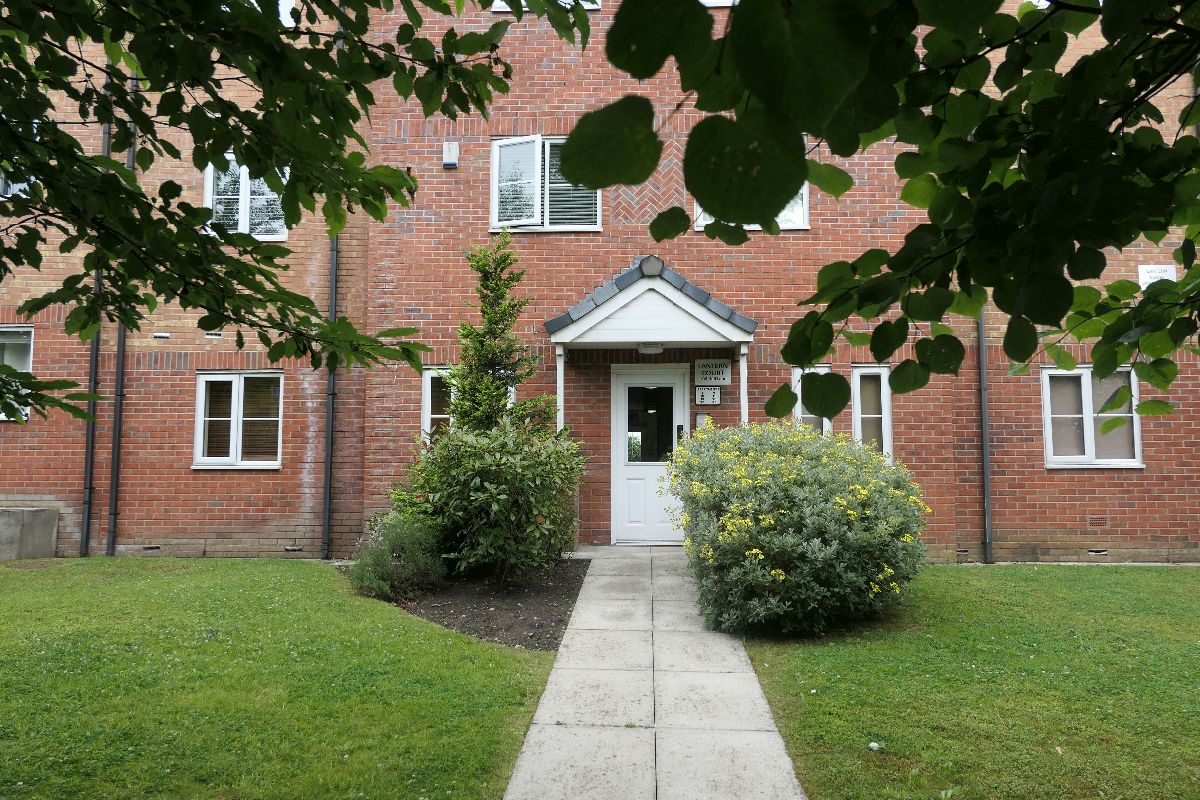 2 bed flat to rent in Lantern Court, Hall Lane - Property Image 1