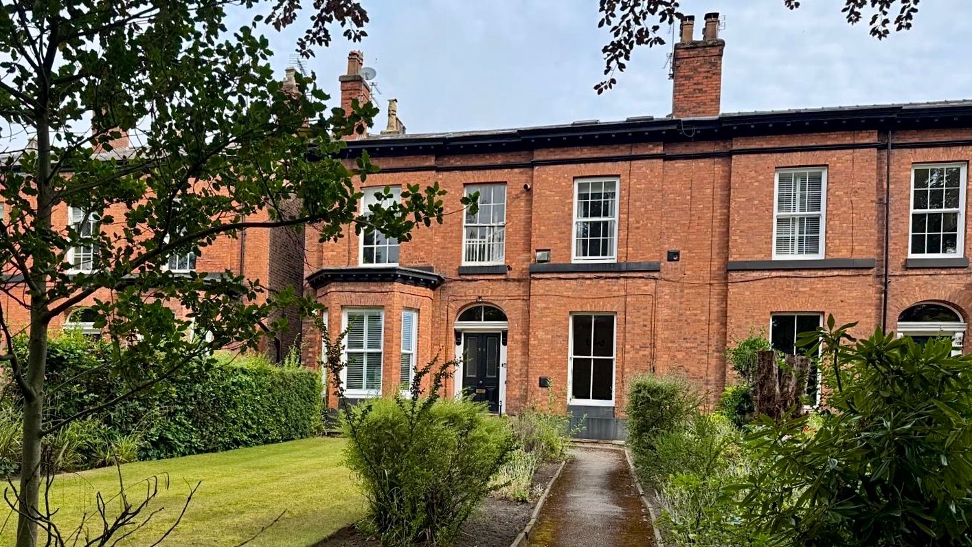 1 bed flat to rent in Stunning Apartment on Stockport Road , Timperley, Altrincham - Property Image 1