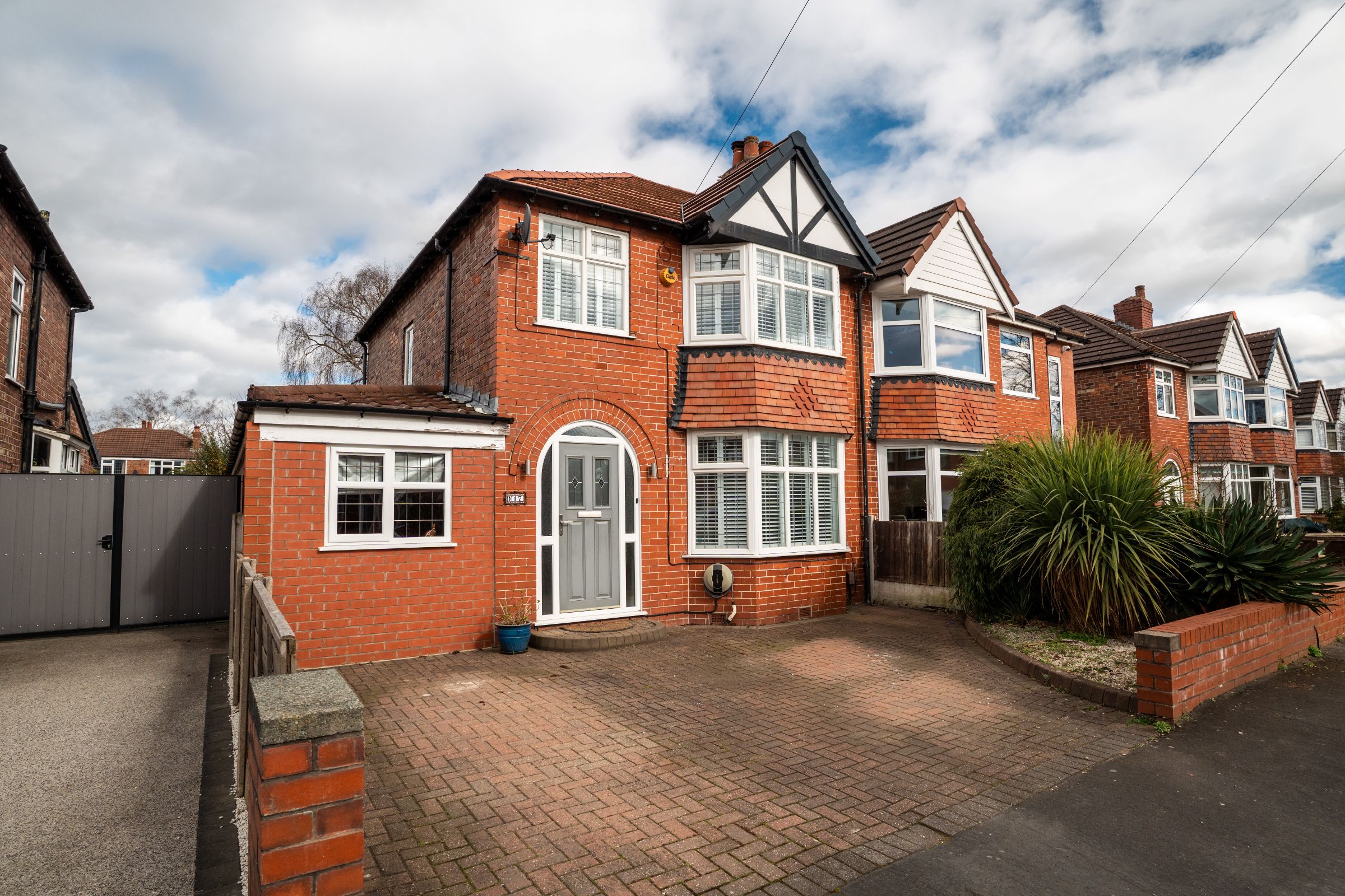 4 bed semi-detached house for sale in Ludford Grove, Sale - Property Image 1
