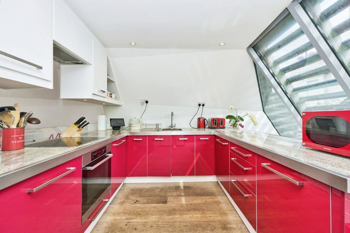 2 bed house boat for sale in 3 Panther Quay, Kingston upon Thames KT1 4BU  - Property Image 3