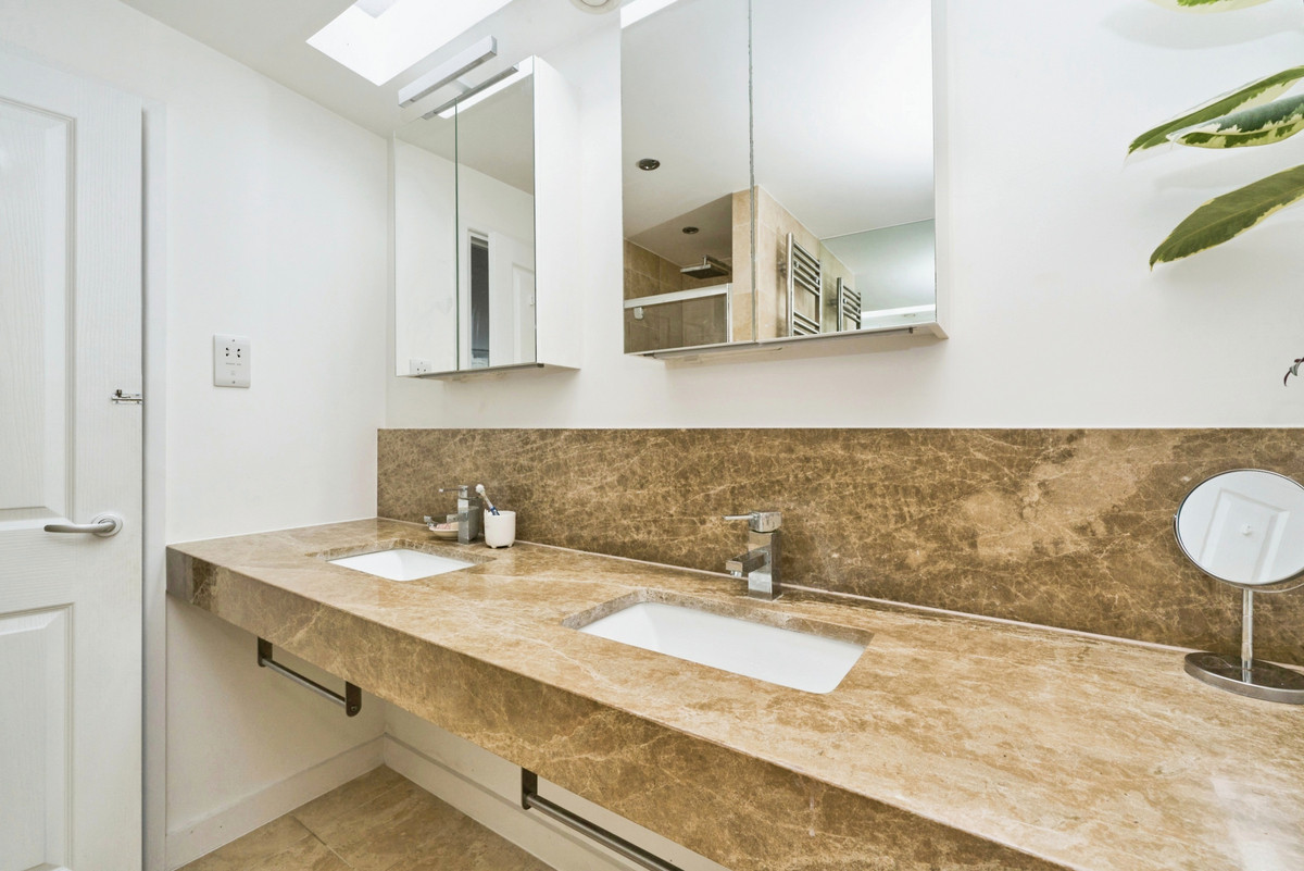 2 bed house boat for sale in 3 Panther Quay, Kingston upon Thames KT1 4BU  - Property Image 13