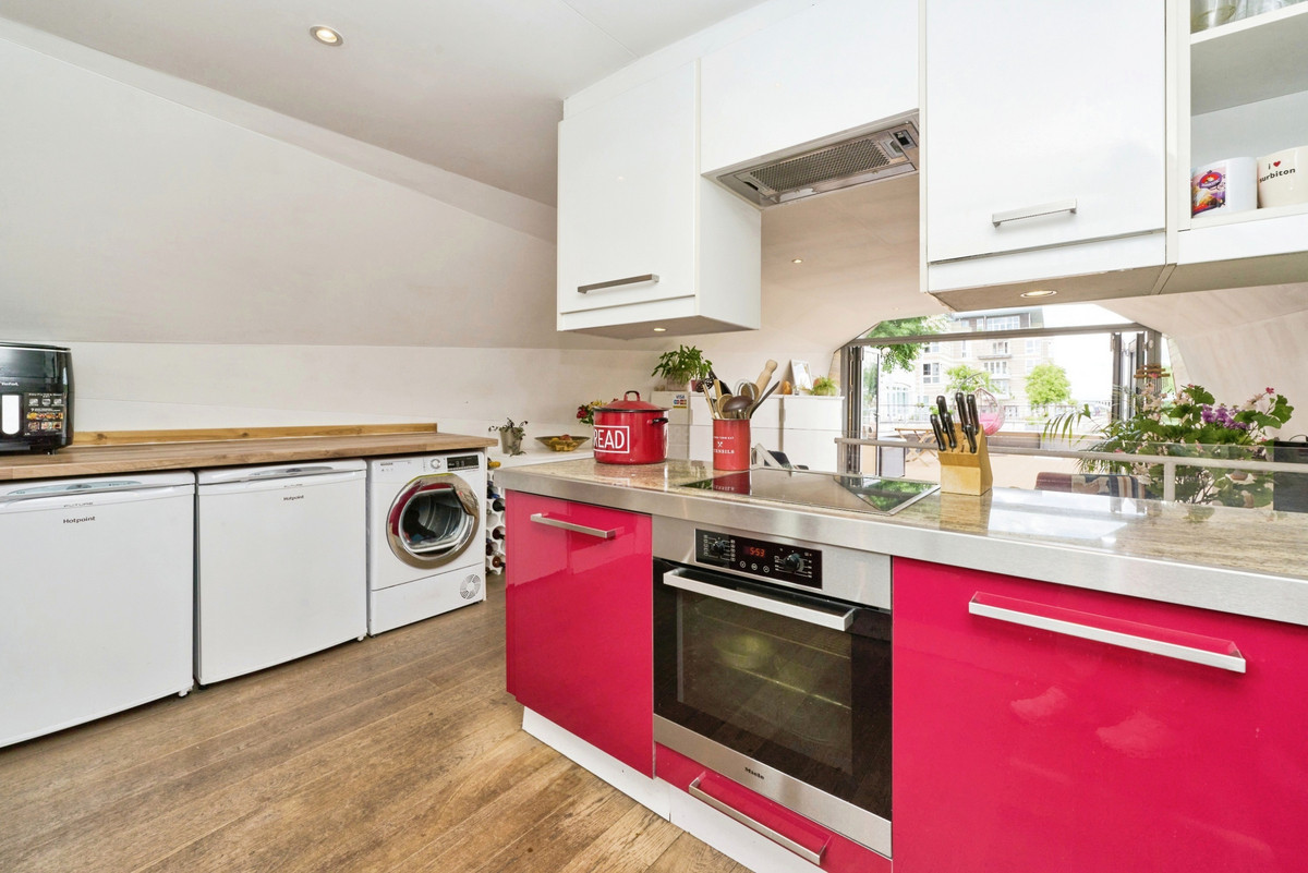 2 bed house boat for sale in 3 Panther Quay, Kingston upon Thames KT1 4BU  - Property Image 4