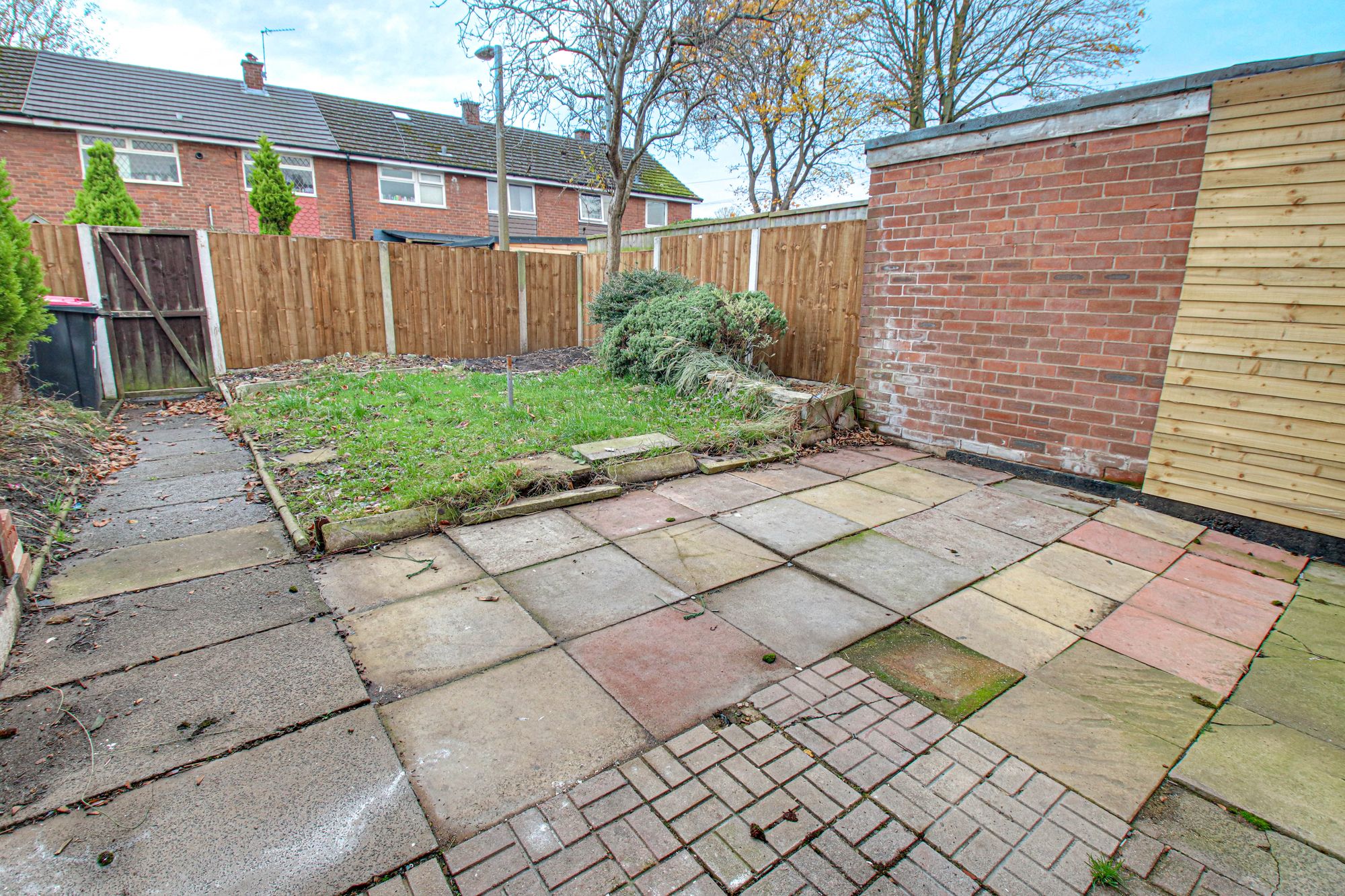 3 bed mid-terraced house to rent in Cutnook Lane, Irlam, M44 11