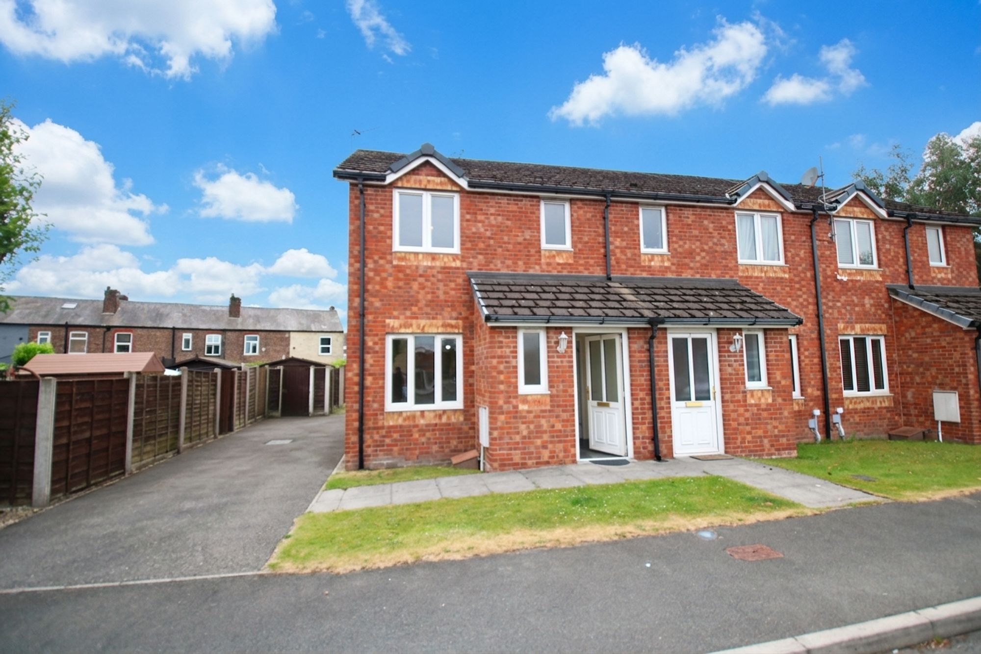 3 bed end of terrace house to rent in Magenta Avenue, Irlam, M44 - Property Image 1