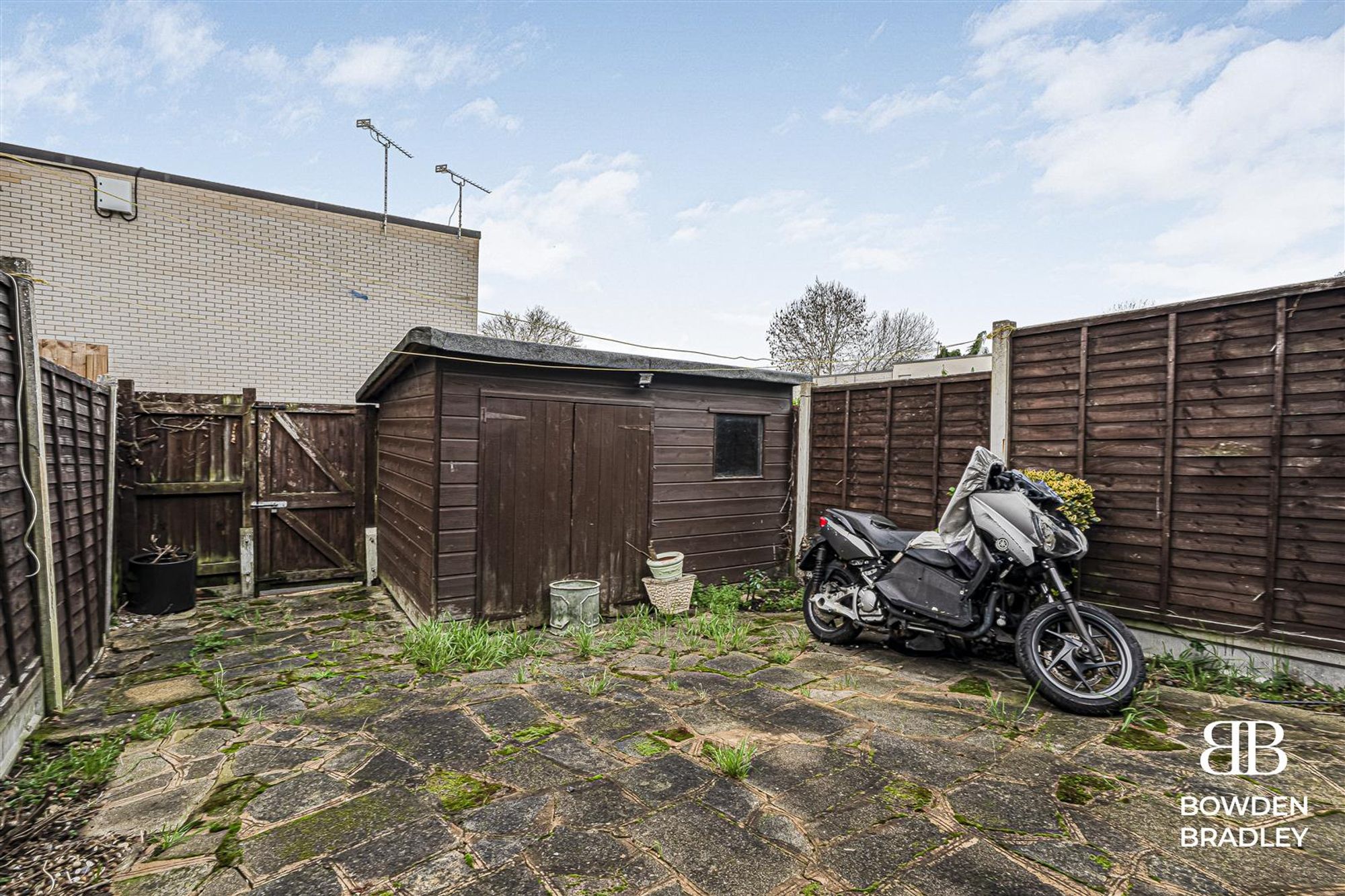 3 bed mid-terraced house for sale in Longcroft Rise, Loughton, IG10 ...