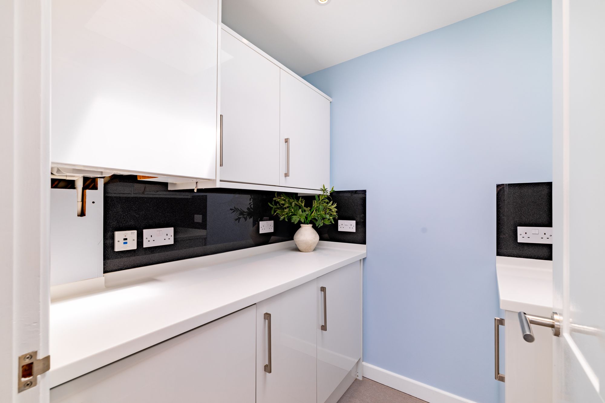 2 bed detached bungalow to rent in Avon Drive, Bedford 2