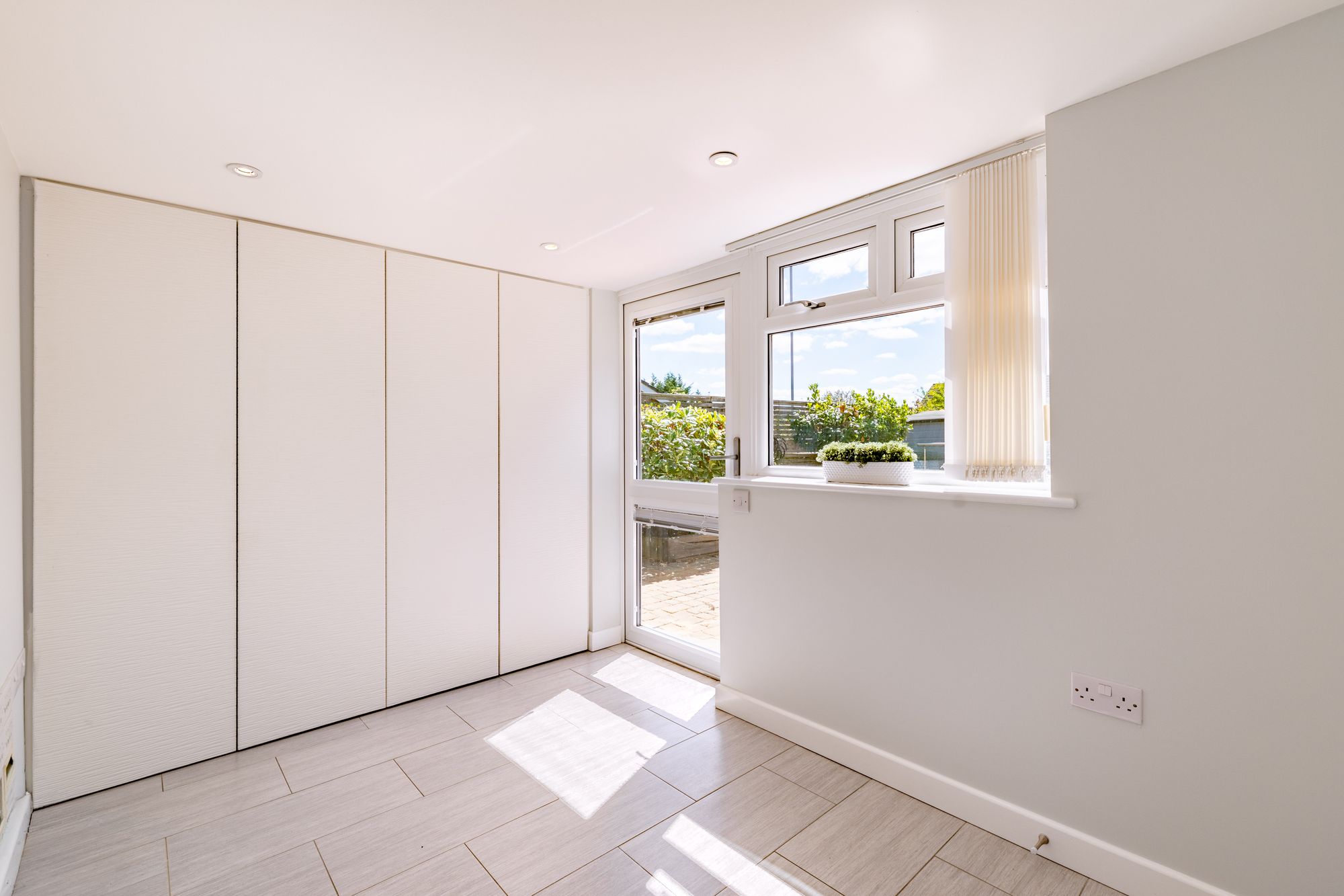 2 bed detached bungalow to rent in Avon Drive, Bedford 9