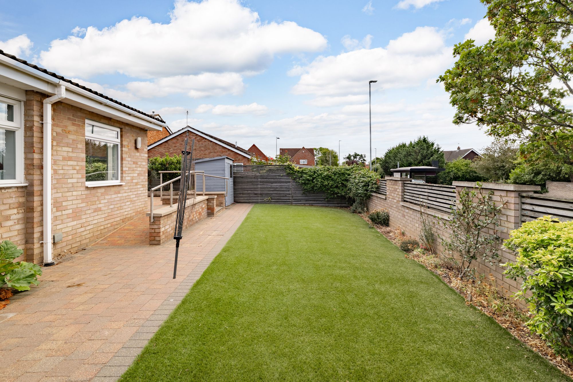 2 bed detached bungalow to rent in Avon Drive, Bedford 24