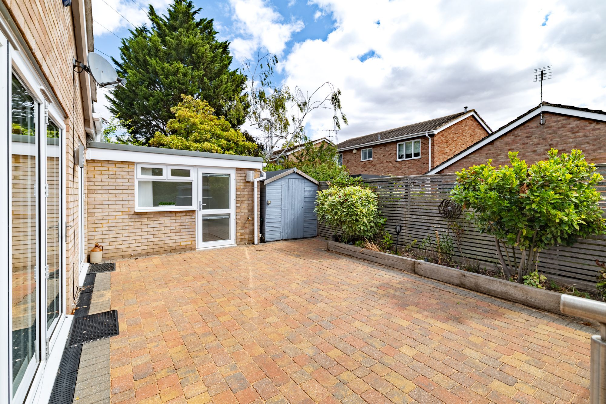 2 bed detached bungalow to rent in Avon Drive, Bedford 25