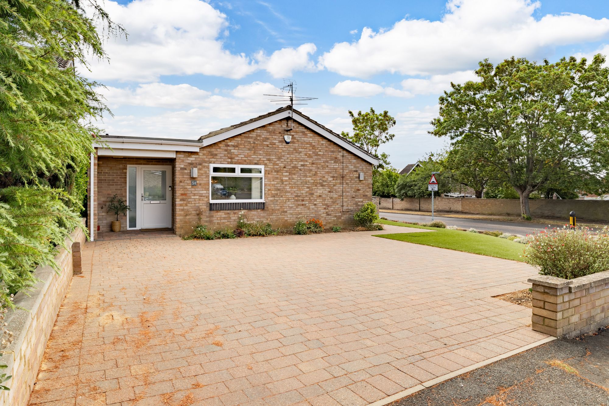 2 bed detached bungalow to rent in Avon Drive, Bedford 26