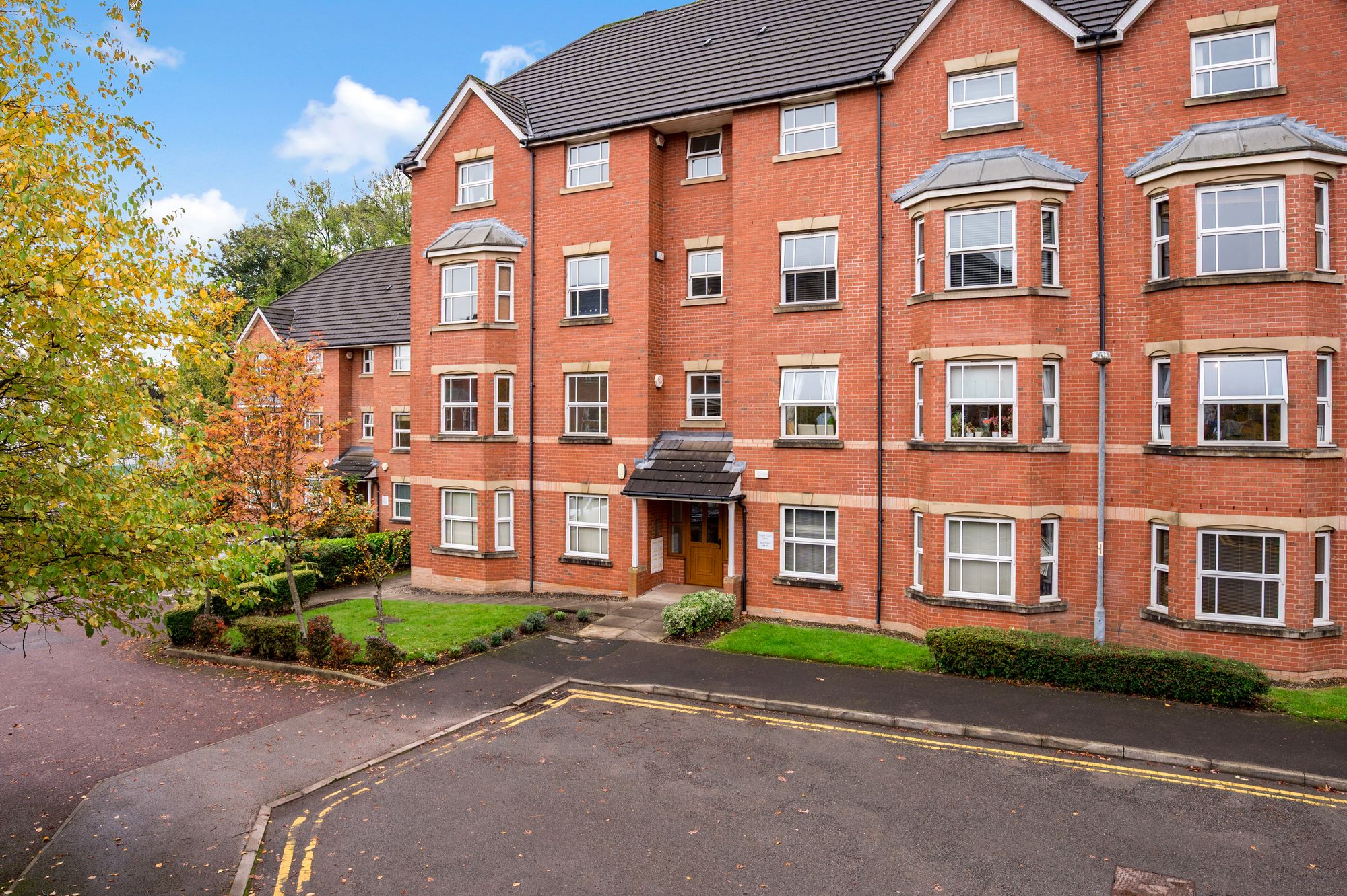 2 bed flat to rent in Royal Court Drive, Bolton, BL1 