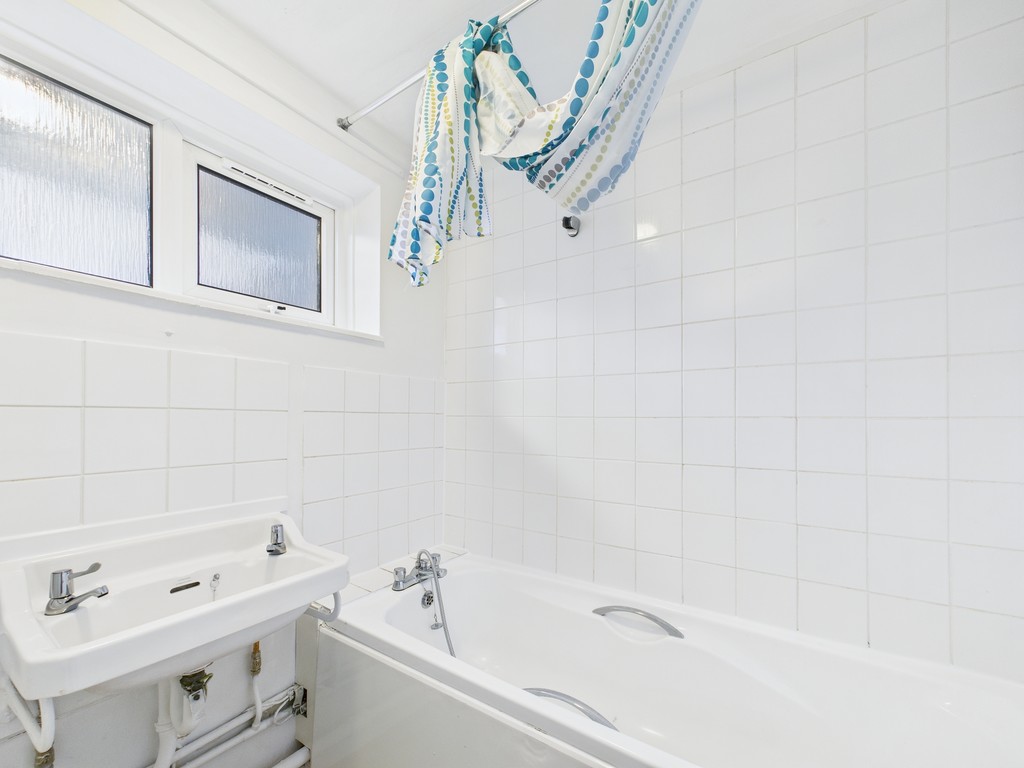 2 bed maisonette to rent in Tilgate Way, Crawley  - Property Image 4