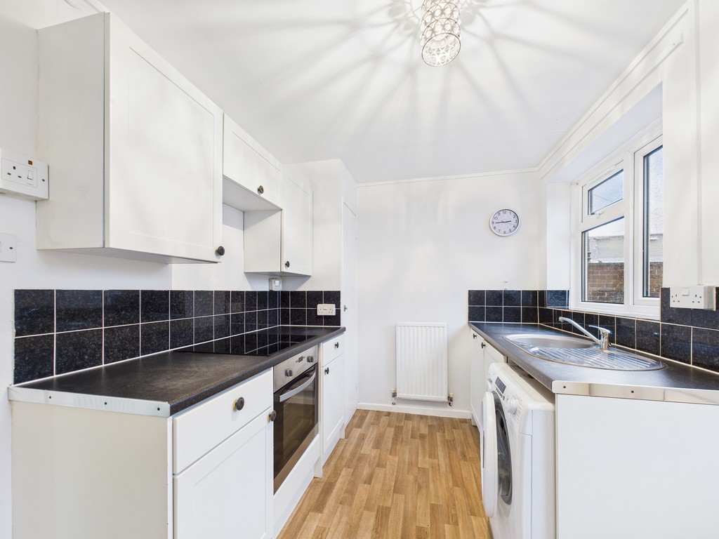 2 bed maisonette to rent in Tilgate Way, Crawley  - Property Image 2