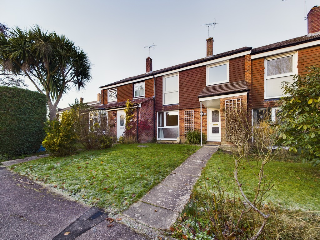 3 bed terraced house to rent in Brambling Close, Horsham - Property Image 1