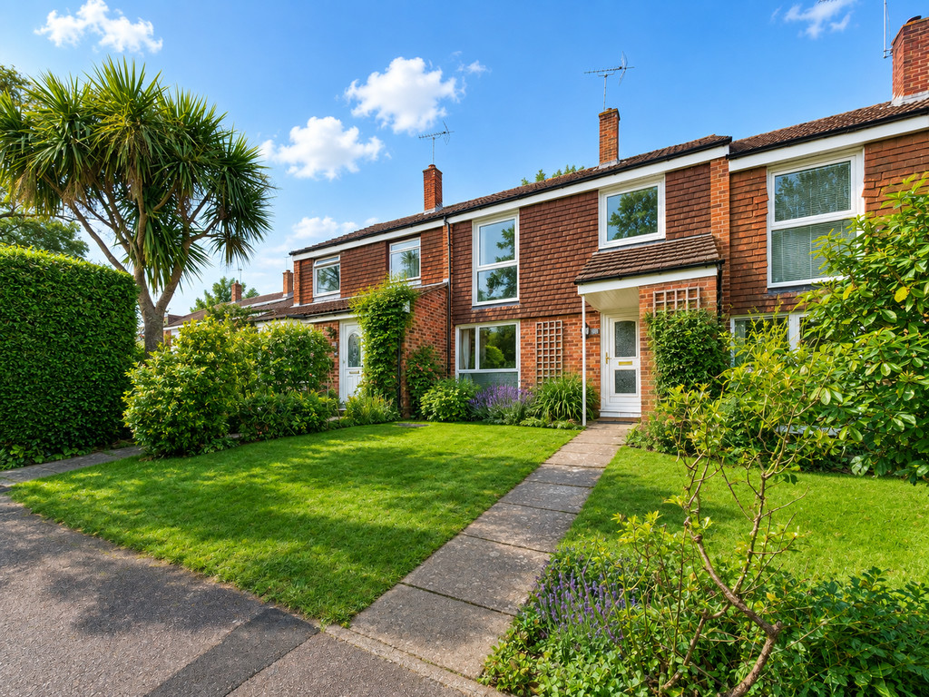 3 bed terraced house to rent in Brambling Close, Horsham