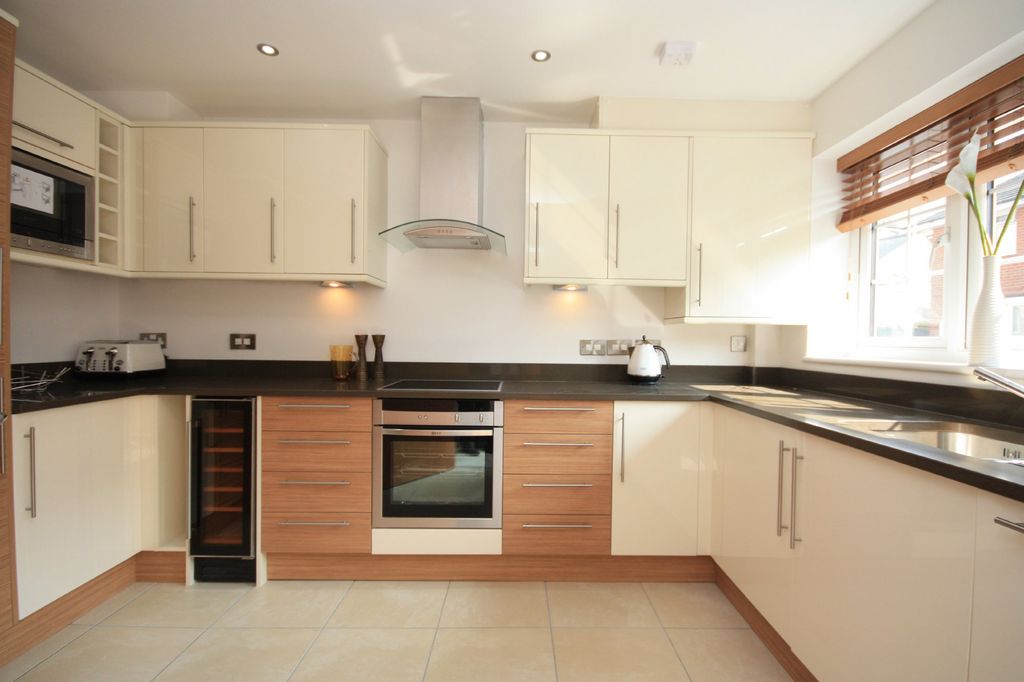 3 bed terraced house to rent in Nelson  Road, Horsham  - Property Image 2