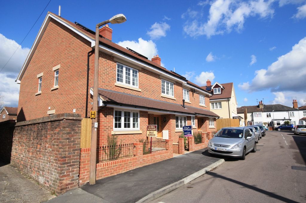 3 bed terraced house to rent in Nelson Road, Horsham