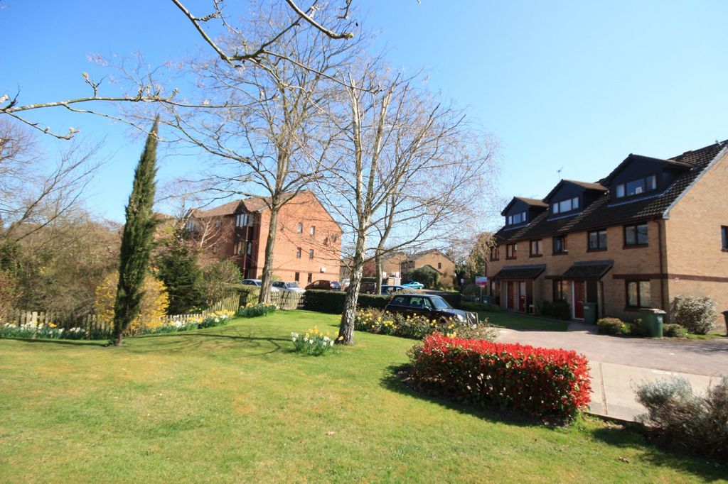 2 bed maisonette to rent in Manor Fields, Horsham  - Property Image 8