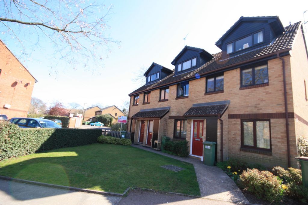 2 bed maisonette to rent in Manor Fields, Horsham
